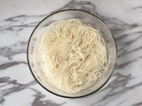 把面条过凉水后沥干，这样可以防止面条太粘而不方便缠绕。