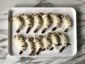 用面条把虾仁缠起来，可以三五根合在一起一起操作。