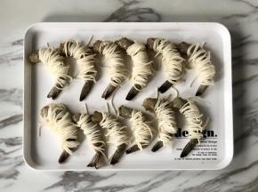 用面条把虾仁缠起来，可以三五根合在一起一起操作。