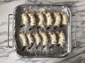 炸篮铺上锡纸，刷一层油防粘，然后把虾仁放进去，也可以不铺锡纸，我是为了清洗方便，烤完锡纸一扔就好啦！