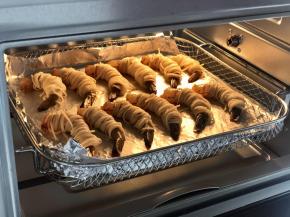 空气炸烤箱180度预热后，放入炸篮。