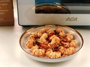 千丝万缕虾炸好后，摆盘，撒上辣椒面就可以开吃啦！如果不能吃辣，也可以撒黑胡椒粉、孜然粉、椒盐等等，根据自己口味来就好～