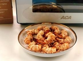 千丝万缕虾炸好后，摆盘，撒上辣椒面就可以开吃啦！如果不能吃辣，也可以撒黑胡椒粉、孜然粉、椒盐等等，根据自己口味来就好～