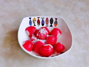 切好的萝卜放入碗中，加入盐，抓拌均匀腌制15分钟。