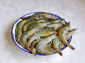 依次去除虾线，冷水冲洗干净。