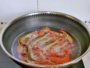 锅中加入水烧开，下入鲜虾，倒入料酒。
