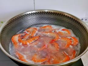 大火煮熟，捞出过冷水，反复冲洗。