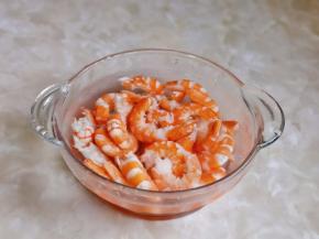 再剥虾仁，剥好的虾仁放入冰水中。（可以提前放入冰箱冷藏一碗纯净水）