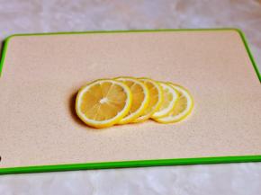 柠檬洗干净后切片。