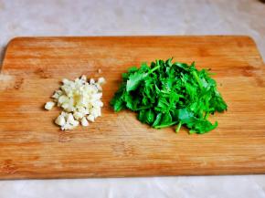 蒜去皮切碎，香菜去根洗干净切段。