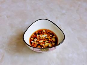 蒜末，生抽，米醋混合在小碗中，按个人口味加入盐，加入纯净水搅拌均匀。