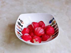 这时萝卜也腌制好啦！把水分挤干，一定要挤干哈，不然会咸，一片一片的挺好看哈。