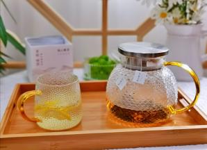 等待茶凉的时刻，也要有点事情做呀！泡杯柠檬茉莉绿茶，品茶香，知茶趣，品人生，知人趣。