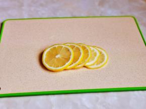 茶凉后，把柠檬洗干净再切片，可以根据个人喜好增减柠檬，没有特殊规定。