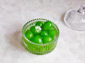 青提洗干净后，加入盐泡5分钟，再冲洗干净。