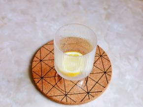 柠檬片放入杯中。