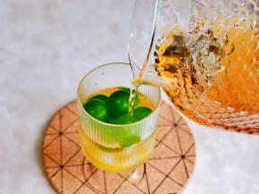 倒入晾凉的茉莉绿茶。