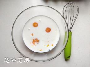 先把液体和鸡蛋、糖全部放入大碗中，搅拌均匀。