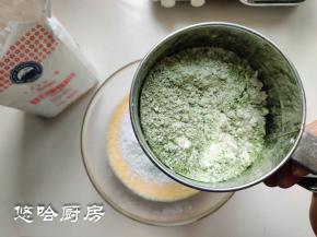 把泡打粉、蛋糕粉、大麦苗粉混合均匀，过筛到液体中。
