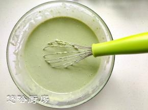 用蛋抽搅匀，有面疙瘩也不要紧，放一边静置30分钟。