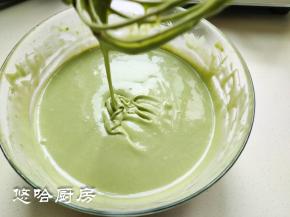 搅匀的面糊像绸缎一样滴落就可以了，面糊继续静置20分钟，静置的目的是让泡打粉更好的发挥作用，这个步骤不能少。