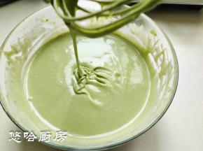 搅匀的面糊像绸缎一样滴落就可以了，面糊继续静置20分钟，静置的目的是让泡打粉更好的发挥作用，这个步骤不能少。