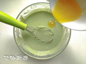 黄油微波炉高火30秒融化，倒入面糊中搅匀。