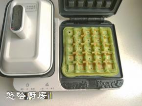 看到轻食机开始冒热气，并且有面糊膨胀发出的滋滋声音，就表示做好了，喜欢上色深一点的，可以延长一分钟。