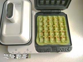 看到轻食机开始冒热气，并且有面糊膨胀发出的滋滋声音，就表示做好了，喜欢上色深一点的，可以延长一分钟。