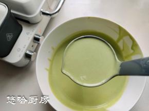 摩飞的轻食早餐机先预热一会，华夫饼盘配勺子，一次一勺面糊就是一个华夫饼。