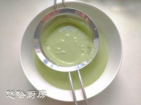 做华夫饼之前面糊过一下筛，避免有面疙瘩，华夫饼口感更好。