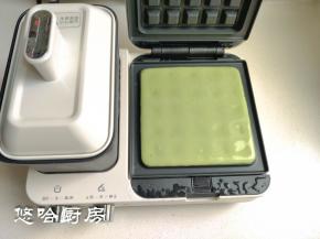 面糊倒入盘中，一勺面糊正好盖住饼盘，盖好盖子加热4分钟。