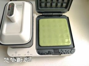 面糊倒入盘中，一勺面糊正好盖住饼盘，盖好盖子加热4分钟。