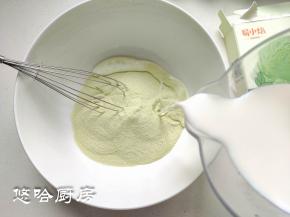 冰激凌粉直接倒在大碗里，加入常温牛奶即可，边加牛奶边搅拌。