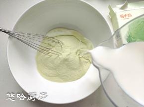 冰激凌粉直接倒在大碗里，加入常温牛奶即可，边加牛奶边搅拌。