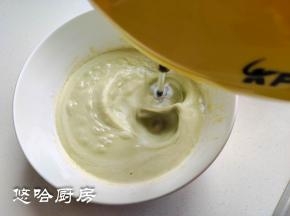 用电动打蛋器低速搅打冰激凌液体，至少打4~5分钟，我用打蛋器的2档搅打。