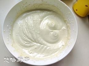 打过之后的冰激凌液体变得非常浓稠，而且颜色还变浅了。没有电动打蛋器，就用筷子或手动的搅打一会就可以。搅打的目的是消除冰渣。