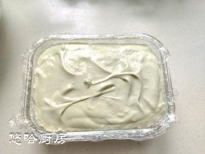 保鲜盒里铺一层保鲜膜，把液体倒进去，刚好装满一盒。我要做华夫饼夹心，要切块用，冰激凌挖着吃的，直接倒盒里就可以了。放冰箱冷冻至少4个小时以上。