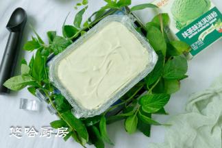 取出冷冻后的冰激凌，室温稍微放一会就可以提出来的。我准备了勺子要挖几勺，可惜挖得太丑了。