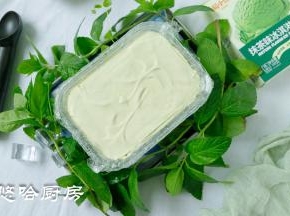 取出冷冻后的冰激凌，室温稍微放一会就可以提出来的。我准备了勺子要挖几勺，可惜挖得太丑了。