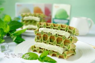 冰激凌切片放在2片华夫饼中间，再从中间切开，开吃开吃了！
好软的冰激凌，配上松脆的华夫饼，抹茶配抹茶，颜色好漂亮，如果浇上一点蜂蜜口感更好哎！