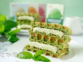 冰激凌切片放在2片华夫饼中间，再从中间切开，开吃开吃了！
好软的冰激凌，配上松脆的华夫饼，抹茶配抹茶，颜色好漂亮，如果浇上一点蜂蜜口感更好哎！