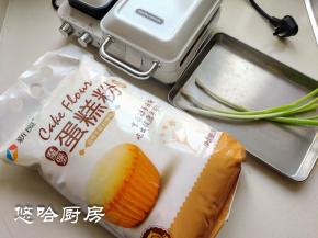 备齐要用的材料，面糊是发酵的，既然是早餐吃，咱就晚上和面冰箱冷藏发酵。这款早餐饼要的是松软口感，所以就用到了蛋糕粉。