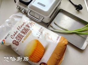 备齐要用的材料，面糊是发酵的，既然是早餐吃，咱就晚上和面冰箱冷藏发酵。这款早餐饼要的是松软口感，所以就用到了蛋糕粉。