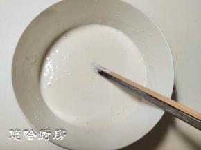 面粉加水、酵母，用筷子搅成稀溜溜的面糊，室温下先发酵30分钟，再封好保鲜膜放冰箱冷藏发酵一夜。如果室温高于30度，就直接放冰箱冷藏发酵。