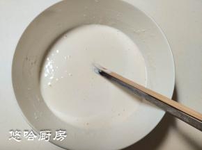 面粉加水、酵母，用筷子搅成稀溜溜的面糊，室温下先发酵30分钟，再封好保鲜膜放冰箱冷藏发酵一夜。如果室温高于30度，就直接放冰箱冷藏发酵。