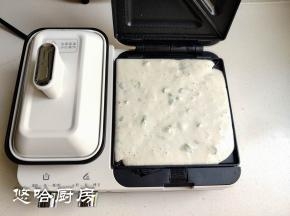 早餐机先预热2分钟，盘子第一次用稍抹一点油，把面糊挤满盘子，合上盖子加热4分钟。