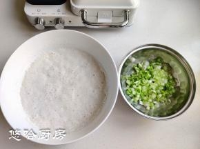 早晨取出大碗，看到发酵好的面糊全是大泡泡，小葱洗净切碎。