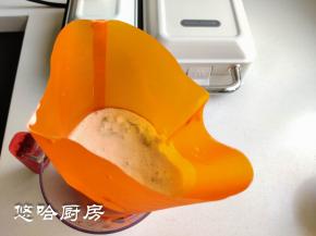 面糊里放葱花、盐大致拌一下，装入裱花袋中，操作的时候可方便了，全程不用动手。