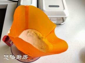 面糊里放葱花、盐大致拌一下，装入裱花袋中，操作的时候可方便了，全程不用动手。